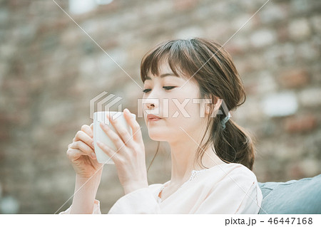 young woman 46447168