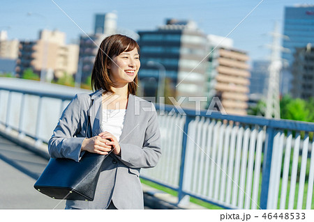 オフィス街 歩くスーツの女性 OL ビジネス スーツ ポートレート リクルート オフィス街 歩くスーツの女性 OL ビジネス スーツ ポートレート リクルート 46448533