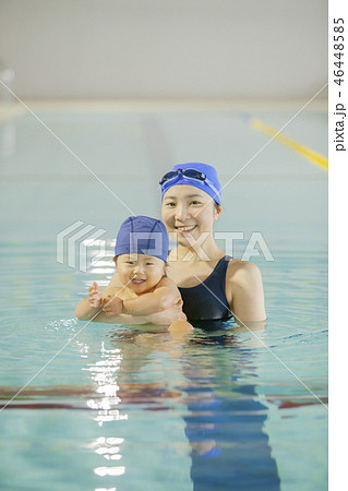 プールで遊ぶ男の子と女性 プールで遊ぶ男の子と女性 46448585
