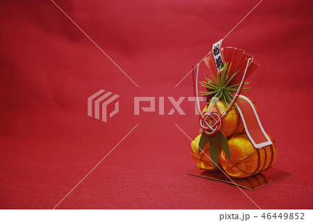 正月飾りの金色の俵 46449852