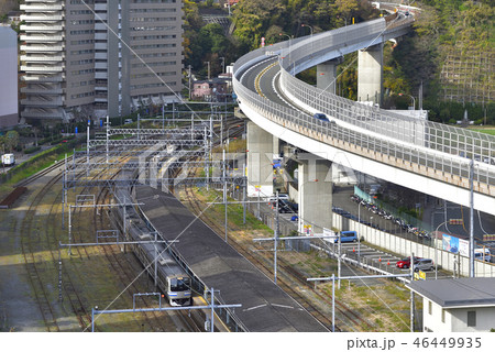 横須賀線と本町山中道路 【神奈川県】 ＪＲ横須賀駅 46449935