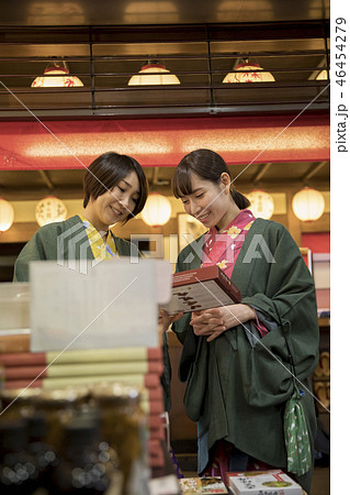 温泉旅館の売店でお土産を見る浴衣姿女性　女子旅イメージ 46454279