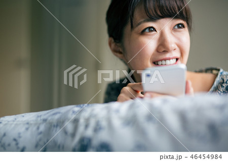 女性 スマホ ベッド 46454984