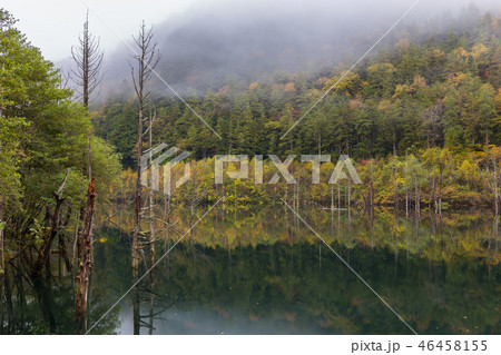 長野・紅葉の王滝の自然湖 46458155