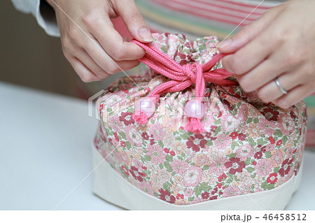 巾着袋 (手作り ハンドメイド 小物入れ ケース 雑貨 図画工作 ボディパーツ 花柄 顔なし) 46458512