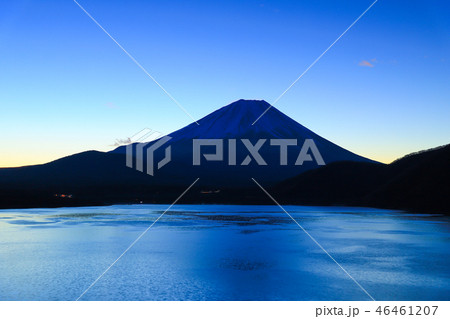 夜明けの富士山 本栖湖 夜明けの富士山 本栖湖 46461207