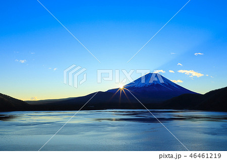 朝日と富士山　本栖湖 46461219