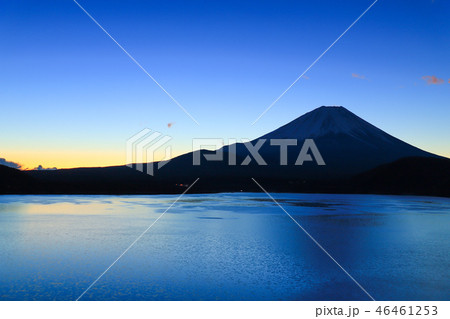 夜明けの富士山　本栖湖 46461253