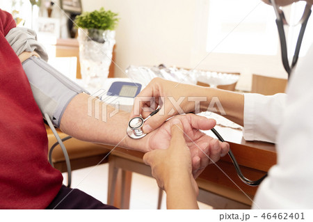 doctor measuring the blood pressure of a senior doctor measuring the blood pressure of a senior 46462401