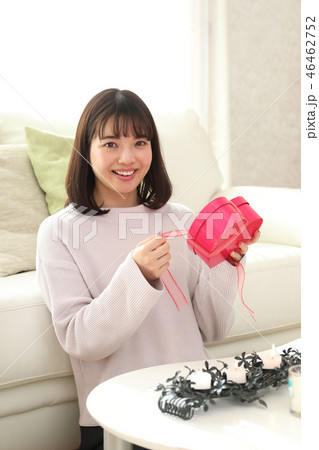 プレゼントを包む女性 プレゼントを包む女性 46462752