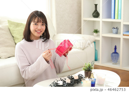 プレゼントを包む女性 プレゼントを包む女性 46462753