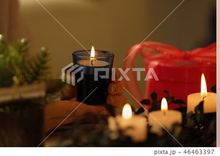 蝋燭を持つ女性 蝋燭を持つ女性 46463397