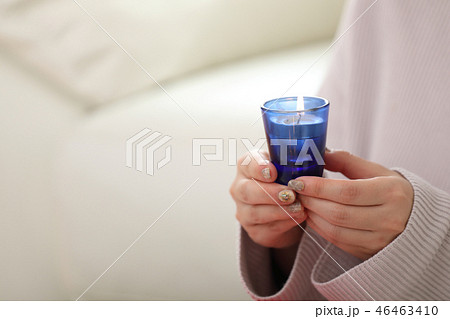 蝋燭を持つ女性 46463410