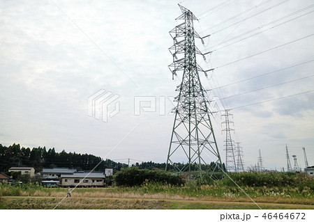 散歩する人と送電線 散歩する人と送電線 46464672