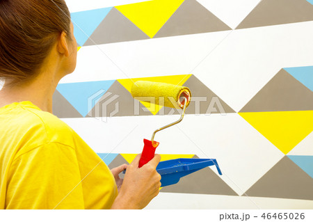 girl paints the wall girl paints the wall 46465026