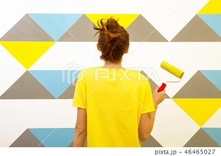 girl paints the wall girl paints the wall 46465027