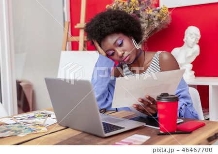 Interior designer with purple eyelids feeling unsatisfied with result 46467700