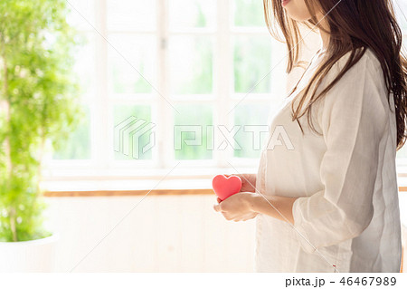 ハートを持つ女性 46467989