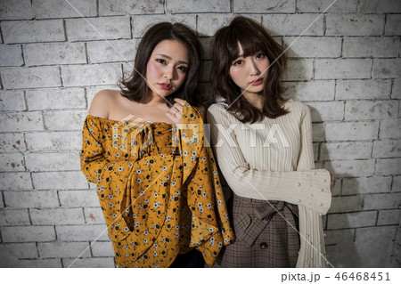 女性　ポートレート　２人　　髪型 46468451