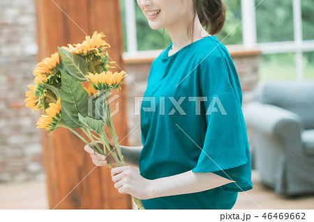 young woman 46469662
