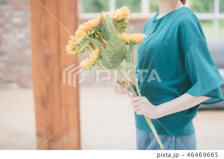 young woman 46469665