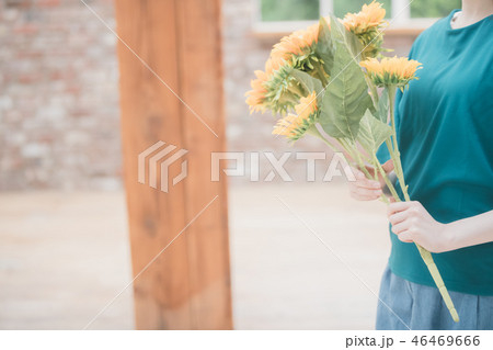 young woman 46469666