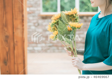 young woman 46469667