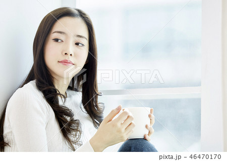 若い女性 窓 ヒーリング 46470170