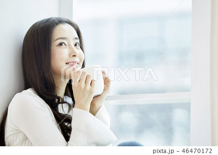 若い女性 笑顔 微笑 46470172