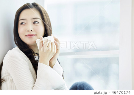 若い女性 窓 ヒーリング 46470174