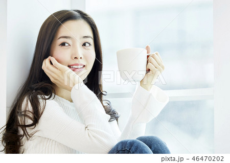 若い女性 窓 笑顔 46470202