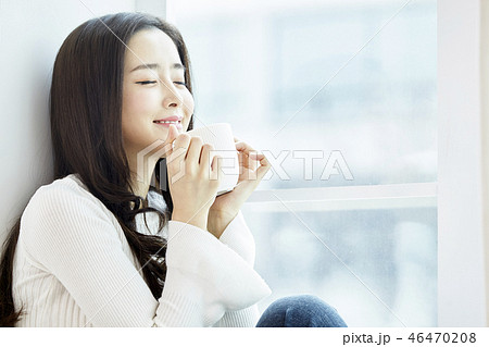 若い女性 笑顔 微笑 46470208