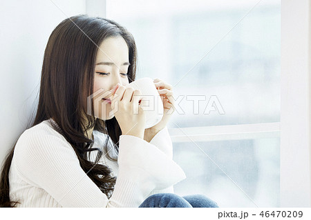 若い女性 窓 ヒーリング 46470209