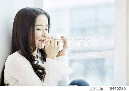 若い女性 笑顔 微笑 46470210