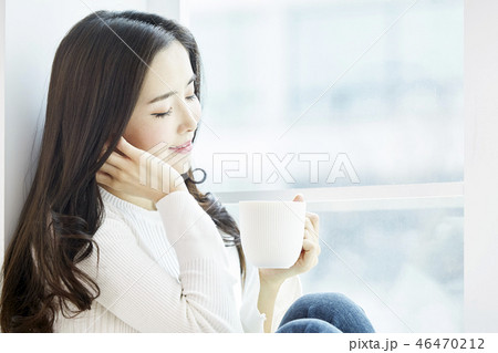 若い女性 笑顔 微笑 46470212