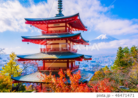 Beautiful landscape of mountain fuji with chureito pagoda around maple leaf tree in autumn season 46471471
