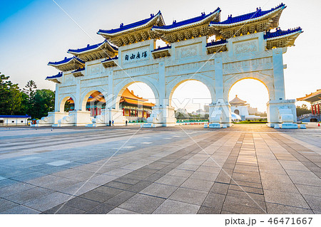 Beautiful architecture building and landmark chiang kai-shek memorial hall in taipei city 46471667