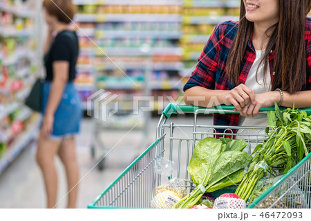 Closeup Young Asian women Hand holding the trolley for shopping over the store blurred in department store bokeh background 46472093