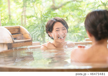 露天風呂 入浴 女子旅 温泉旅行イメージ の写真素材