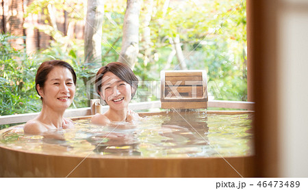 露天風呂 入浴 女子旅 温泉旅行イメージ  46473489
