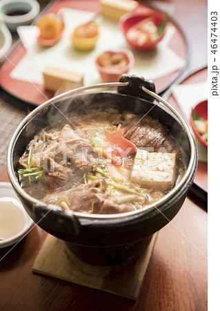 温泉旅館夕飯イメージ　コース料理　すき焼き鍋 46474403