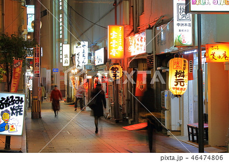 歓楽街中洲の路地の風景（提灯・看板）福岡県福岡市博多区の歓楽街中洲 46474806