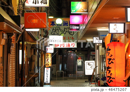 歓楽街中洲の路地(多門通り)の風景(提灯・看板)福岡県福岡市博多区の歓楽街中洲 歓楽街中洲の路地(多門通り)の風景(提灯・看板)福岡県福岡市博多区の歓楽街中洲 46475207