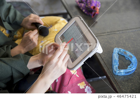 温泉旅館のカラオケラウンジでカラオケをする女性 女子旅イメージ 温泉旅館のカラオケラウンジでカラオケをする女性 女子旅イメージ 46475421