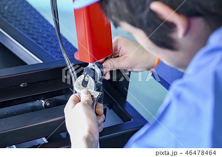 工場で組み立てをする職人 46478464