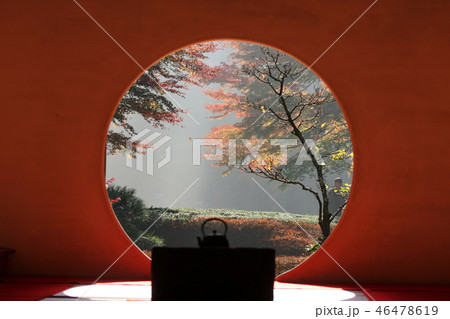 鎌倉 明月院 丸窓 紅葉 Meigetsu-in temple Autumn leaves 鎌倉 明月院 丸窓 紅葉 Meigetsu-in temple Autumn leaves 46478619