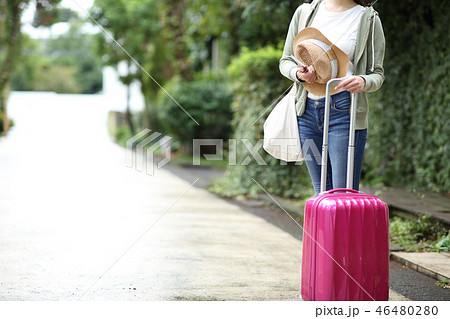 旅行する女性 46480280