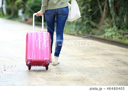 旅行する女性 46480405