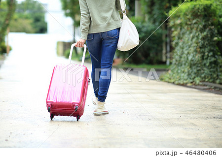 旅行する女性 旅行する女性 46480406