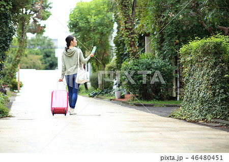 旅行する女性 旅行する女性 46480451
